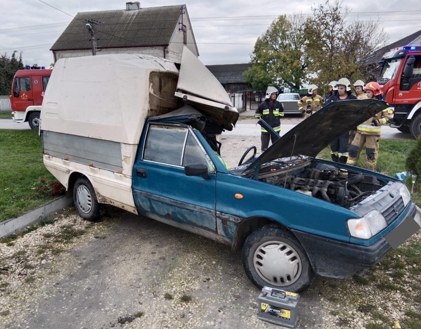 Wypadek w miejscowości Tur. Polonez zderzył się z ciągnikiem rolniczym z pługiem. Jedna osoba trafiła do szpitala