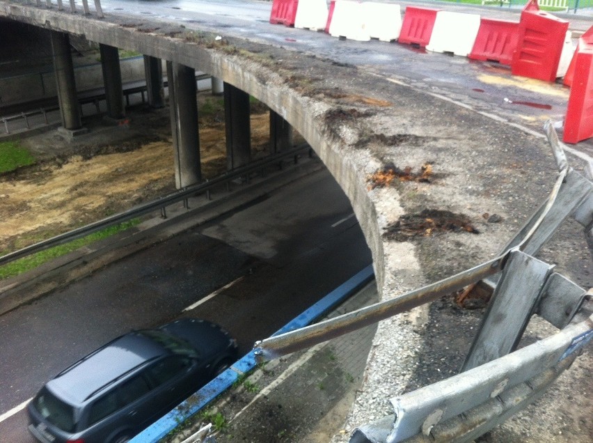 Wypoadek w Sosnowcu. Auto spadło z wiaduktu