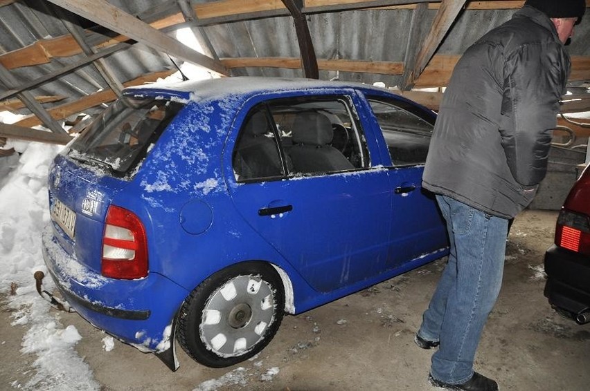Dach, który nie wytrzymał naporu śniegu uszkodził dwa samochody