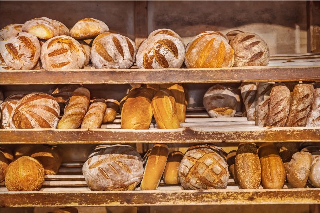 Chleb drożeje z powodu drastycznych podwyżek rachunków za gaz i prąd. Zdrożała także mąka. Nie wiadomo, czy klienci zgodzą się na kolejne podwyżki. Mniejsze piekarnie mogą upaść.