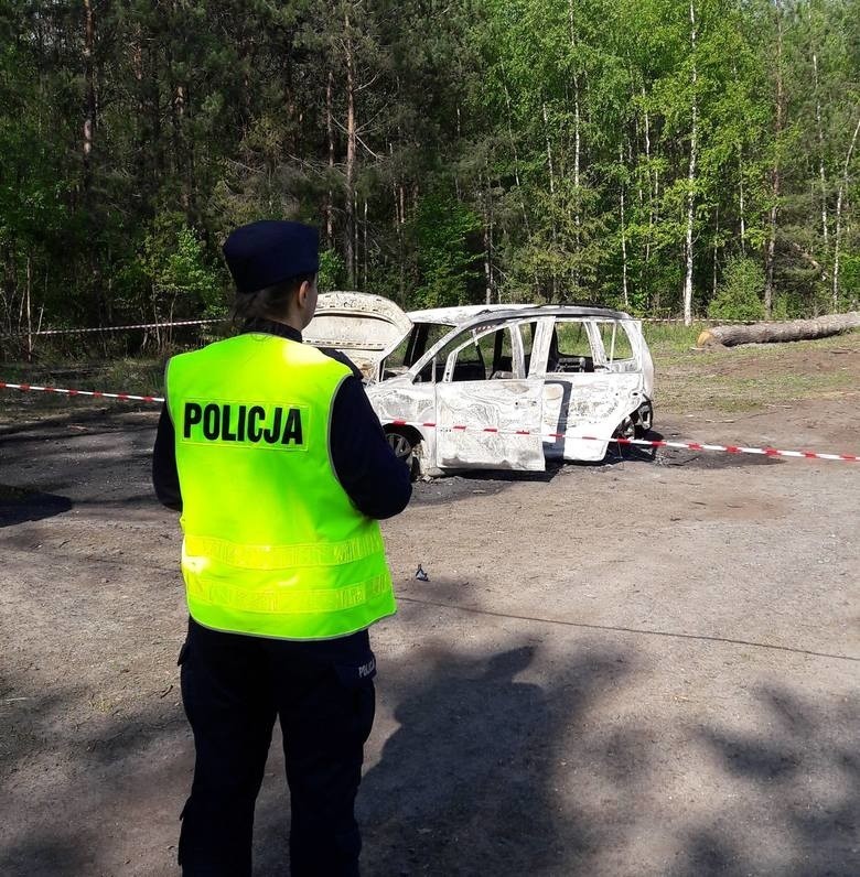 Spalony samochód z dwoma zwęglonymi ciałami w środku...