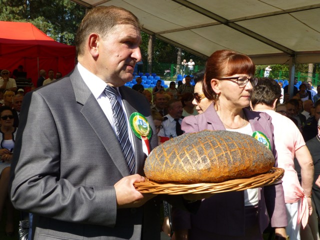 Starostowie dożynek wojewódzkich - Zdzisława Tomczak z Juncewa oraz Zenon Mikołaj Zieliński prowadzący gospodarstwo w Łabiszynie Wsi