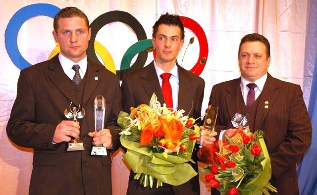 Na zdjęciu od lewej: Najpopularniejszy Sportowiec Barlinka 2009 &#8211; Przemysław Kochan, Najlepszy Sportowiec Barlinka 2009 &#8211; Jakub Trząsalski, Trener Roku &#8211; Jacek Świercz.