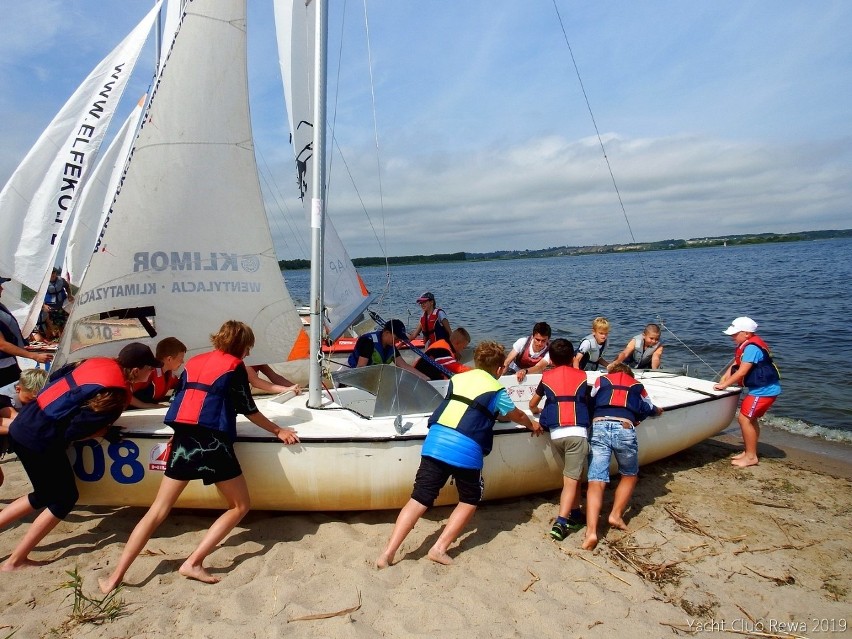 Yacht Klub Rewa zakończył sezon. Z oferty klubu skorzystało bezpłatnie ponad trzysta dzieci, młodych adeptów żeglarstwa