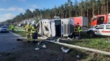 Wypadek na S5. Pod Bydgoszczą przewróciła się ciężarówka. Na drogę wysypał się ładunek [zdjęcia]