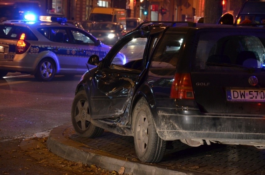 Wrocław: Wypadek na Sienkiewicza. Volkswagen zderzył się z tramwajem (ZDJĘCIA)