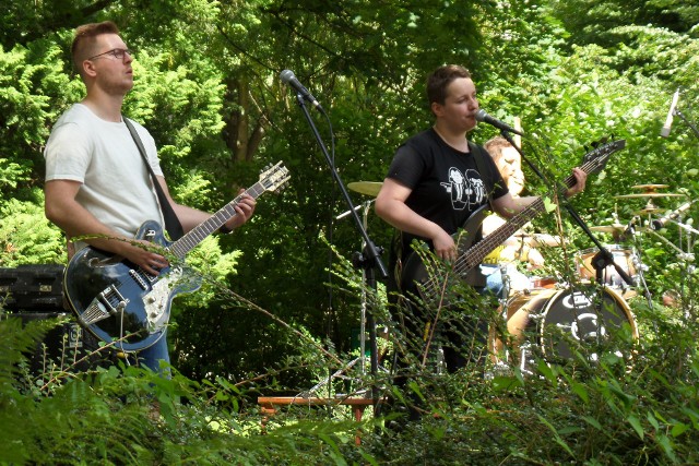 W ramach Garden Party u Karola w niedzielę o godz. 12 w parku Waldorffa zagrał słupski zespół rockowy WhitePin. Grupa powstała ponad rok temu, choć muzycy grają ze sobą od kilku lat. Wiosną ukazała się debiutancka płyta WhitePin „Obudź się”. Jego skład tworzą trzy osoby: Kamila Bilińska (bas, wokal), Daniel Pisarkiewicz (gitara, wokal) i Tomek Rutkowski (perkusja). W niedzielę usłyszymy materiał z płyty oraz premierowe piosenki. 