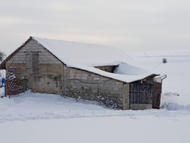 W Iżykowicach pod naporem zalegającego śniegu zawalił się dach