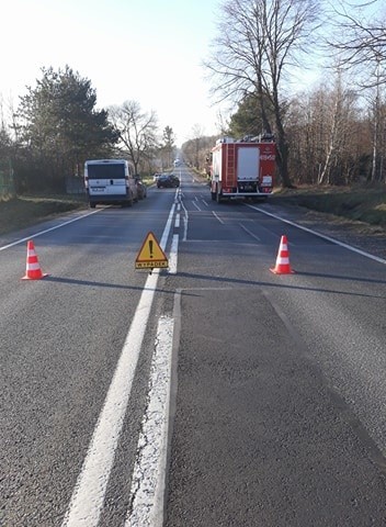 Wypadek w Brzezinach, trzy osoby ranne. DK 72 zablokowana!