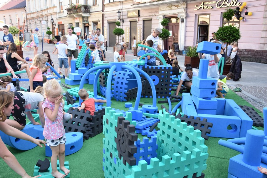 Tarnów. Zabawa gigantycznymi klockami na Placu Kazimierza robi furorę [ZDJĘCIA]