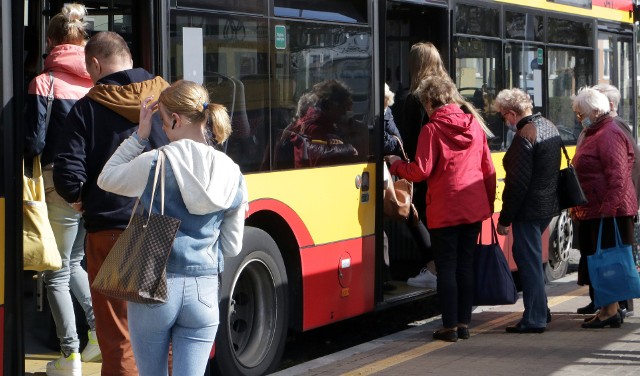 O założeniu maseczki w autobusie zwykle pamiętają seniorzy. Młodzież z reguły tym nakazem się nie przejmuje 