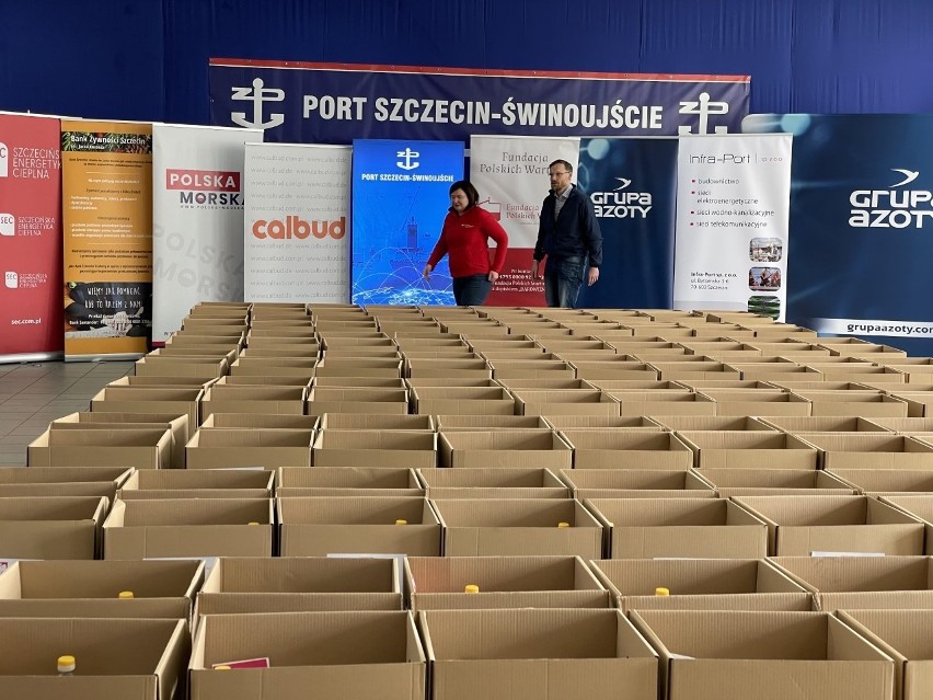 W Zarządzie Portu Szczecin Świnoujście zapakowano prawie tysiąc paczek, które trafią do naszych rodaków na Kresach