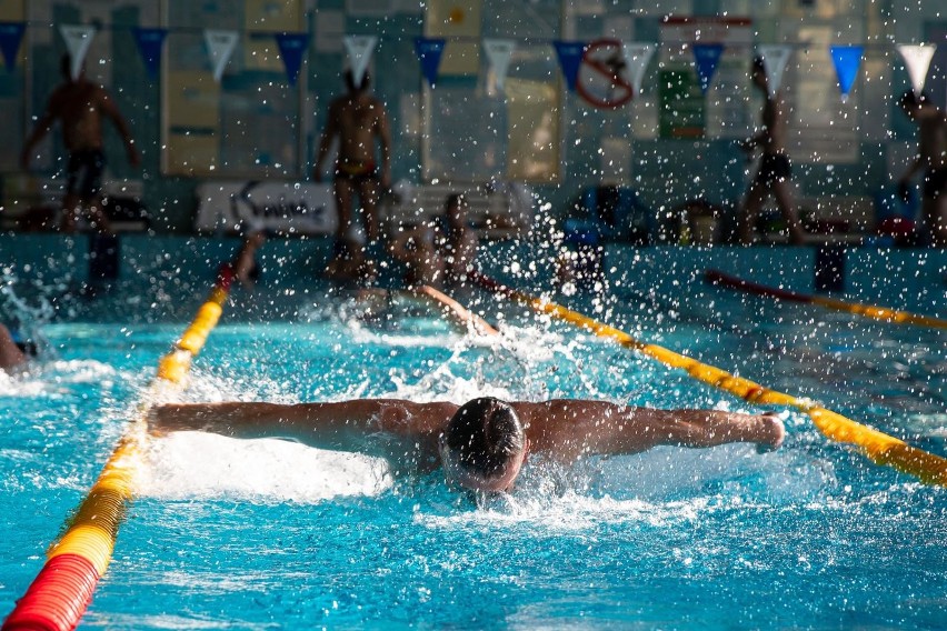 Pływacy ze stowarzyszenia iSwim podczas treningu