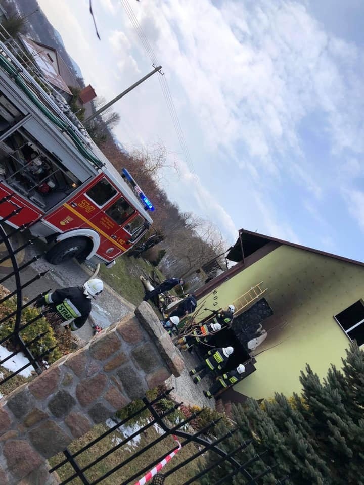9.03.2021. Pożar domu w Stryszowie. Akcja strażaków trwała...