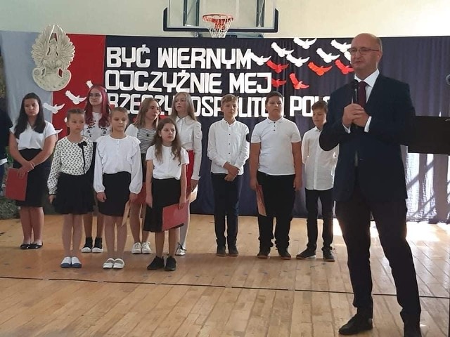 Dzieci ze Szkoły Podstawowej w Olesznie przywitały wiceministra Piotra Wawrzyka pięknym widowiskiem patriotycznym.