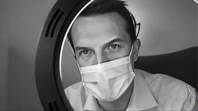 Poznański poseł Adam Szłapka dołączył do akcji #hot16challenge2, by wesprzeć medyków walczących z epidemią. W swoim utworze, rapując zwraca się do polityków partii rządzącej.
