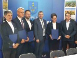 W Starachowicach podpisano umowy na drogi powiatowe. Odbyło się to w ramach Rządowego Programu Polski Ład. Zobacz zdjęcia