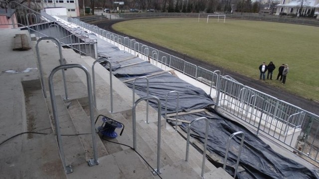 Pierwotnie remont stadionu miał kosztować nieco ponad 2,5 miliona złotych i zakończyć się w kwietniu 2015 roku.