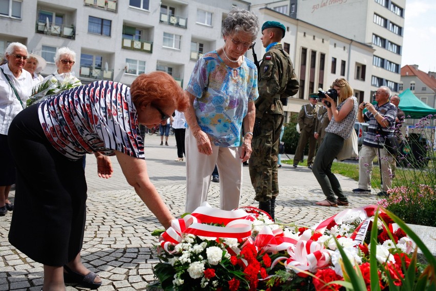 Opolanie uczcili pomordowanych Polaków składając kwiaty pod...