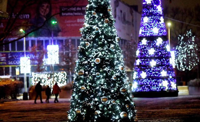 Zielona Góra mieni bożonarodzeniowymi iluminacjami. Tysiące światełek i ozdób klimatycznie zdobi ulice miasta. ZOBACZ ZDJĘCIA >>>