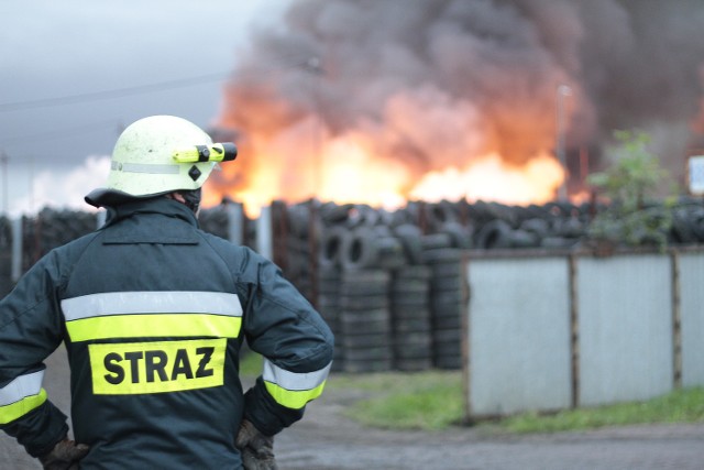 Pożar składowiska opon w Buszycach.
