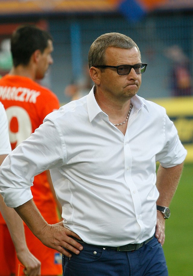 Po meczu z Piastem trener Piotr Mandrysz wspólnie z zawodnikami  dokładnie analizował popełnione błędy.