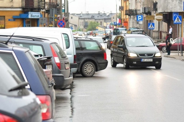 Tak wystające samochody to już codzienność na ulicy Kilińskiego. Samochody utrudniają przejazd innym kierowcom.