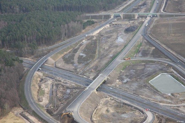 Jak przebiegają prace przy budowie drogi S6 w zachodniej części województwa zachodniopomorskiego? Zobaczcie zdjęcia z prac prowadzonych na odcinku Goleniów - Kiełpino: Goleniów - Nowogard, Nowogard - Płoty oraz Płoty - Kiełpino!Czytaj także Sześciu chętnych na projektowanie obwodnicy Koszalina i SianowaZobacz także Rozmowa o budowie drogi S6 (archiwum)