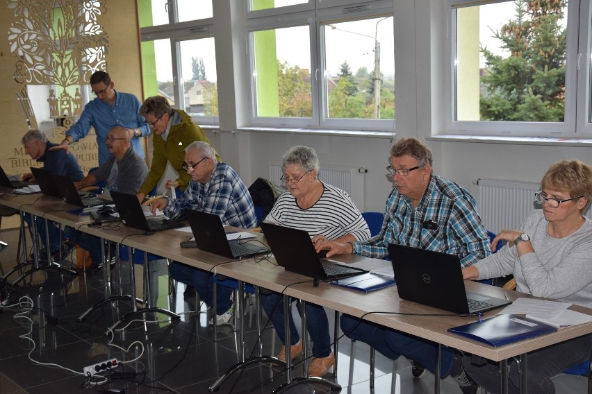 Biblioteka w Radziejowie organizuje kursy komputerowe. Mają przełamać bariery utrudniające dostęp do cyfrowego świata. 