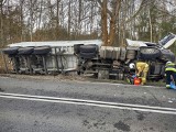 Ciężarówka wpadła do rowu na DK 39 w Raciszowie. Na miejscu zdarzenia lądował śmigłowiec LPR, kierowca trafił do szpitala