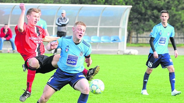 Rezerwy Sandecji (niebieskie stroje) w dwóch wiosennych meczach zdobyły punkt. Barciczanka – sześć.