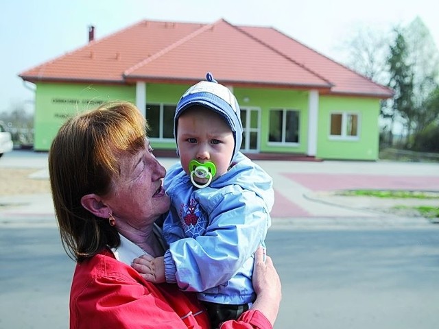 - Z niecierpliwością czekamy na lekarzy - mówi Halina Wojciuszkiewicz, na zdjęciu z wnukiem Piotrusiem.