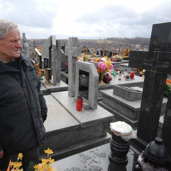 Mieszkaniec Klimontowa zastał grobowiec bez krzyża. Sąsiednie pomniki również ogołocono z tego symbolu religijnego.