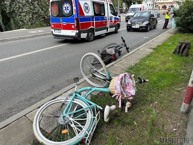Potrącenie rowerzystki na rondzie pod estakadą w Opolu.