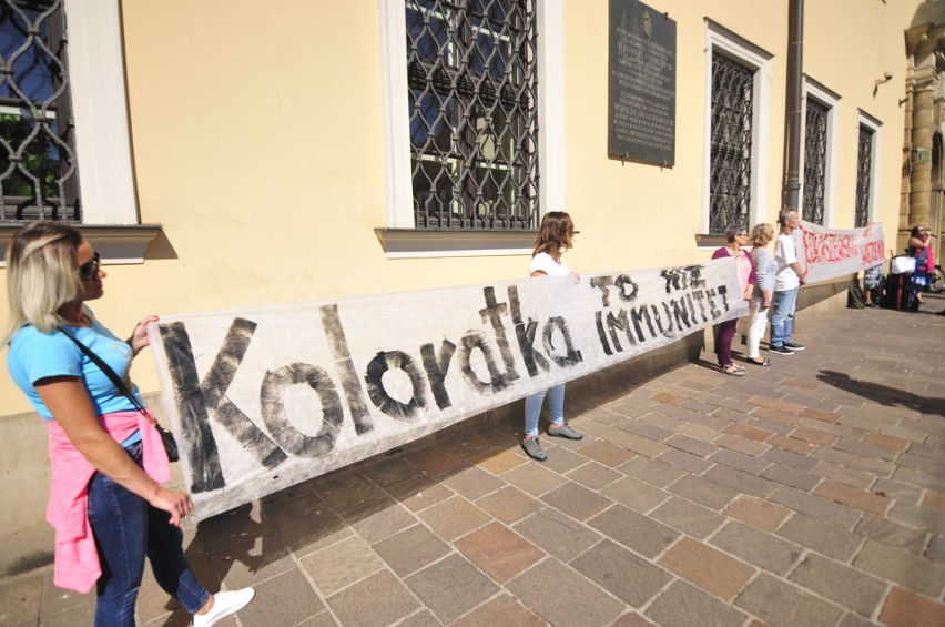 Kraków. Pikieta przed kurią przeciwko metropolicie krakowskiemu [ZDJĘCIA, WIDEO]