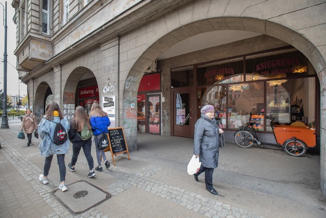 Bydgoska księgarnia nie pozwala przejść obok swojej siedziby obojętnie.