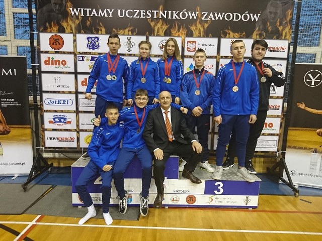 Na zdjęciu medalowa ekipa Spartakusa. Od lewej stoją: Krystian Sitarski, Natalia Rozel, Oliwia Sitarska, Gracjan Wójcik, Jakub Żółtański, Aleksander Gorący, siedzą od lewej: Rafał Kowalczyk, Wiktor Piwoni, trener Grzegorz Jasek.