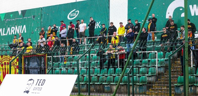 Kibice Korony Kielce na meczu w Grodzisku Wielkopolskim.