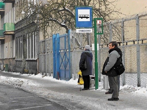 Na przystanku końcowym, z którego korzysta więcej ludzi niż z poprzedniego, wiaty nie ma.