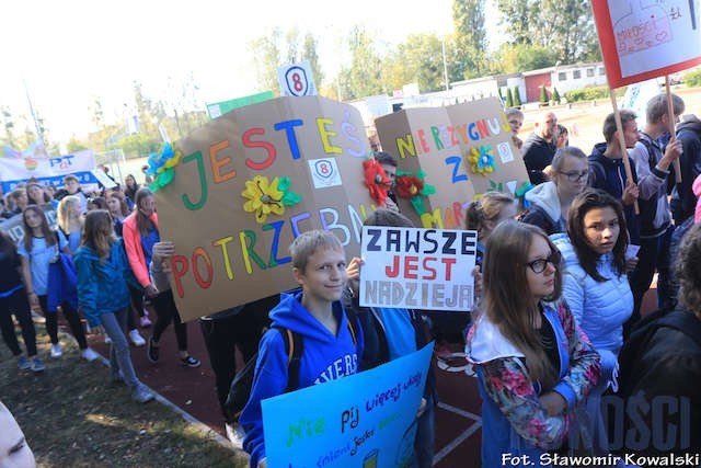 Toruńscy uczniowie przemaszerowali na Rynek Nowomiejski