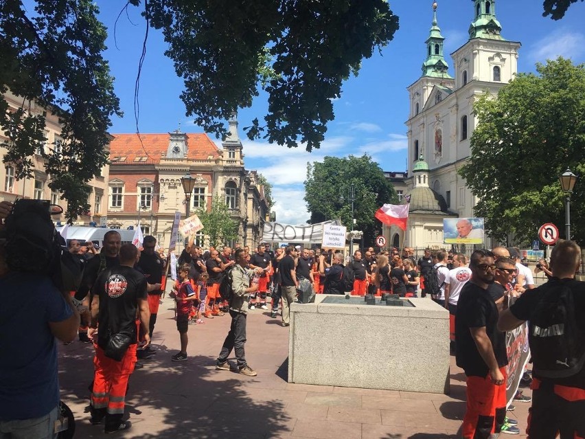 Kraków. Głośny protest ratowników medycznych