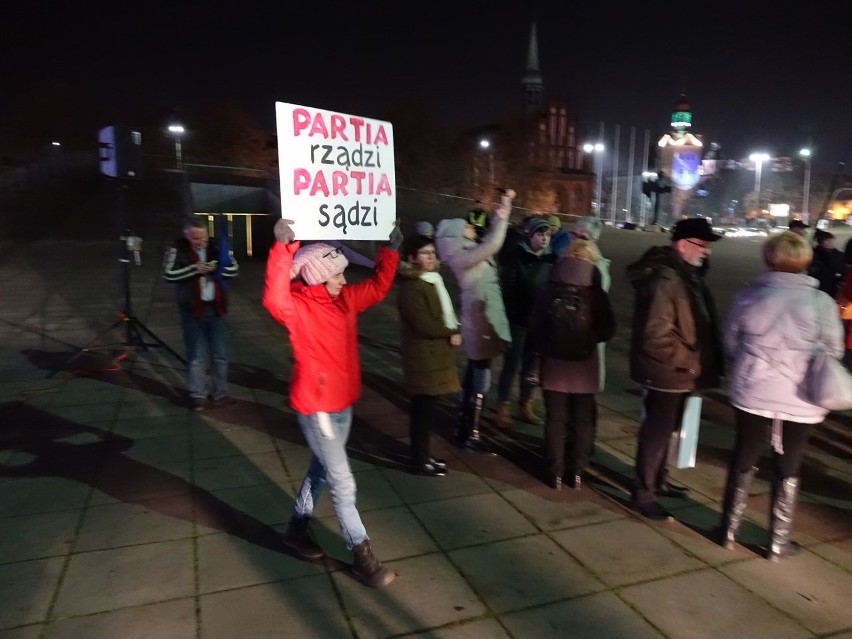 Szczecin. Wiec na placu Solidarności: krytyka posłów opozycji i obawa przed dyktaturą [ZDJĘCIA, WIDEO]