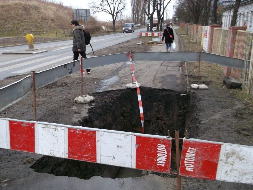 Awaria wodociągowa. Mieszkańcy ulicy Kiełczowskiej do wieczora bez wody [ZDJĘCIA]