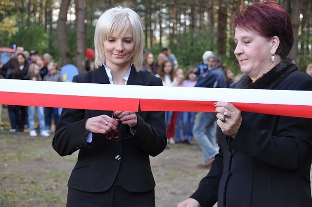 Symboliczną wstęgę przecinały burmistrz Stąporkowa Dorota Łukomska i sołtys Czarnieckiej Góry Mirosława Krzystek.