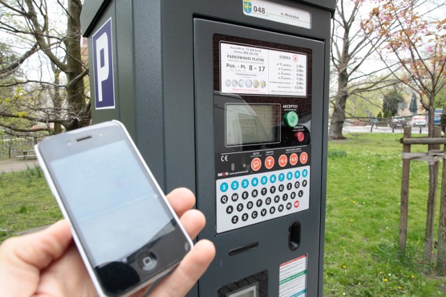 Za parkowanie w centrum Opola już można zapłacić, korzystając z telefonu komórkowego. W przyszłości w ten sposób będziemy mogli np. kupić bilet na basen czy na mecz Odry Opole.