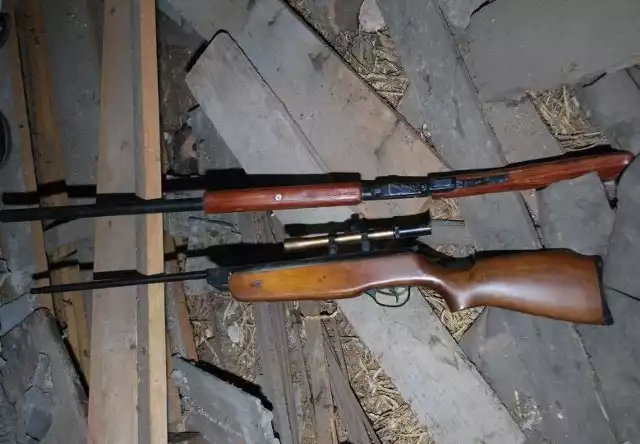 Zabezpieczone przez policję jednostki broni palnej znalezione na terenie posesji 45-latka z Sokolnik