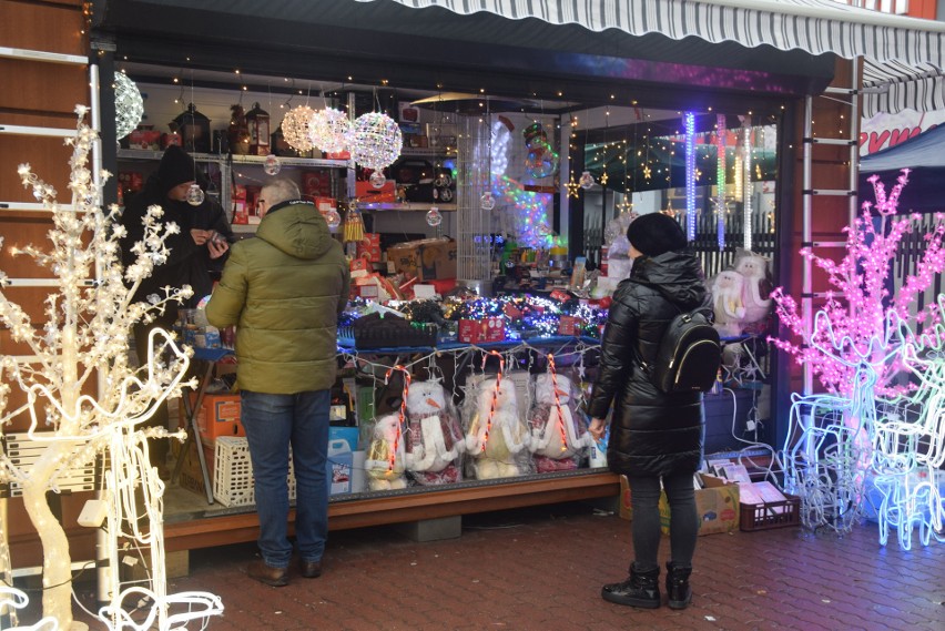 Świąteczne zakupy na targowisku Korej w Radomiu. Kupujących nie brakowało nawet w wigilijny poranek