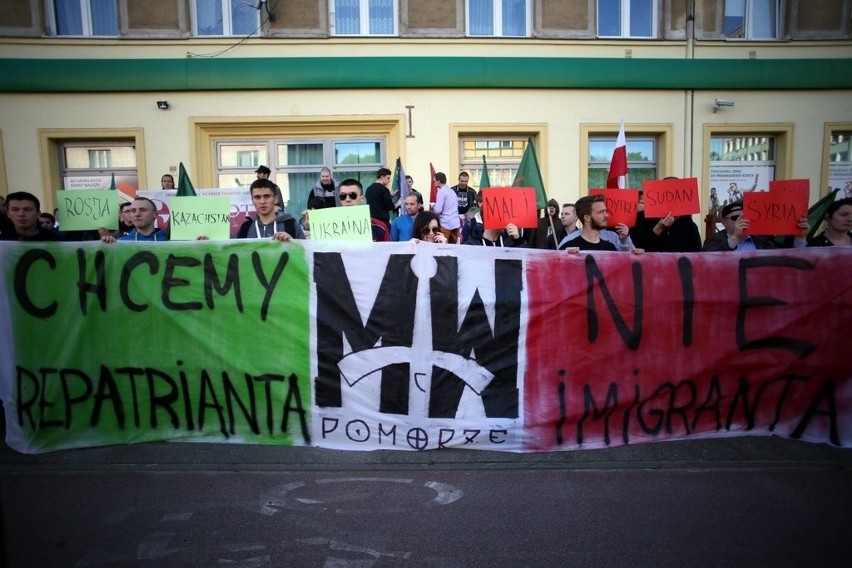 Gdańsk: Protest Młodzieży Wszechpolskiej przeciwko planom UE dotyczącym przyjęcia imigrantów ZDJĘCIA