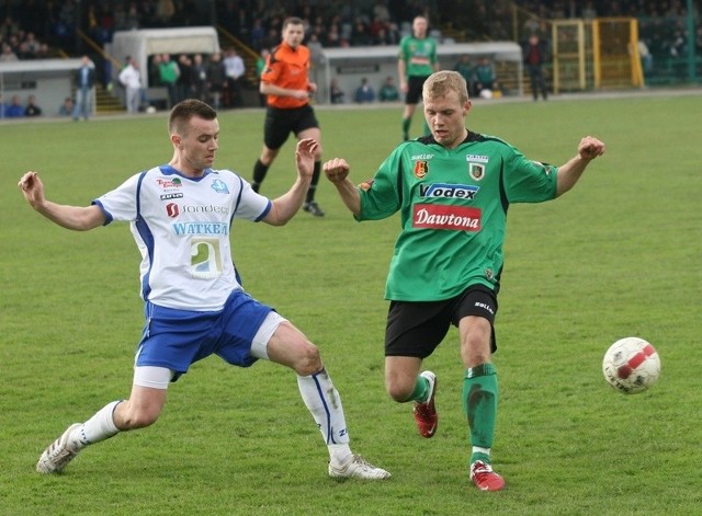 Piłkarze "Stalówki" (z prawej Bartosz Horajecki) grali z GLKS Nadarzyn.