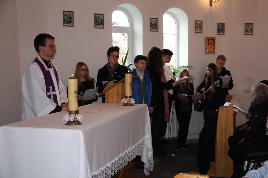 Licealiści przygotowali muzyczną drogę krzyżową dla mieszkańców Domu Pomocy Społecznej w Sandomierzu 